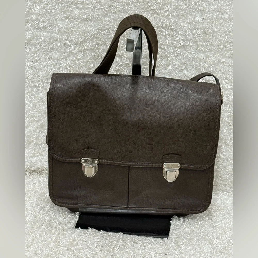 Louis Vuitton Taiga Messenger Bag